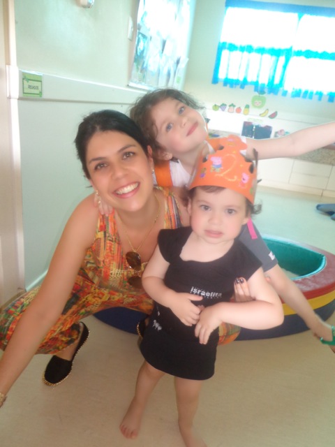 Mari com a Antonia na frente e Isabela