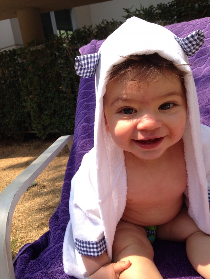 Tom lindo saindo da piscina