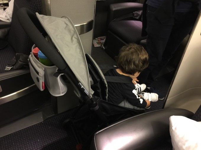 Samuka em seu Yoyo, dentro do avião esperando para desembarcar