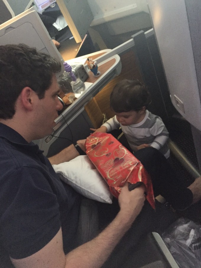Papai abrindo um dos presentes com o Samuka