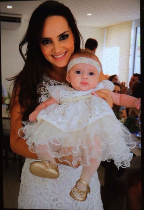 Pequena Luísa linda em seu batizado