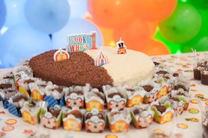 Bolo: Meio brigadeiro preto/ Meio brigadeiro branco – Steffi Confeitaria