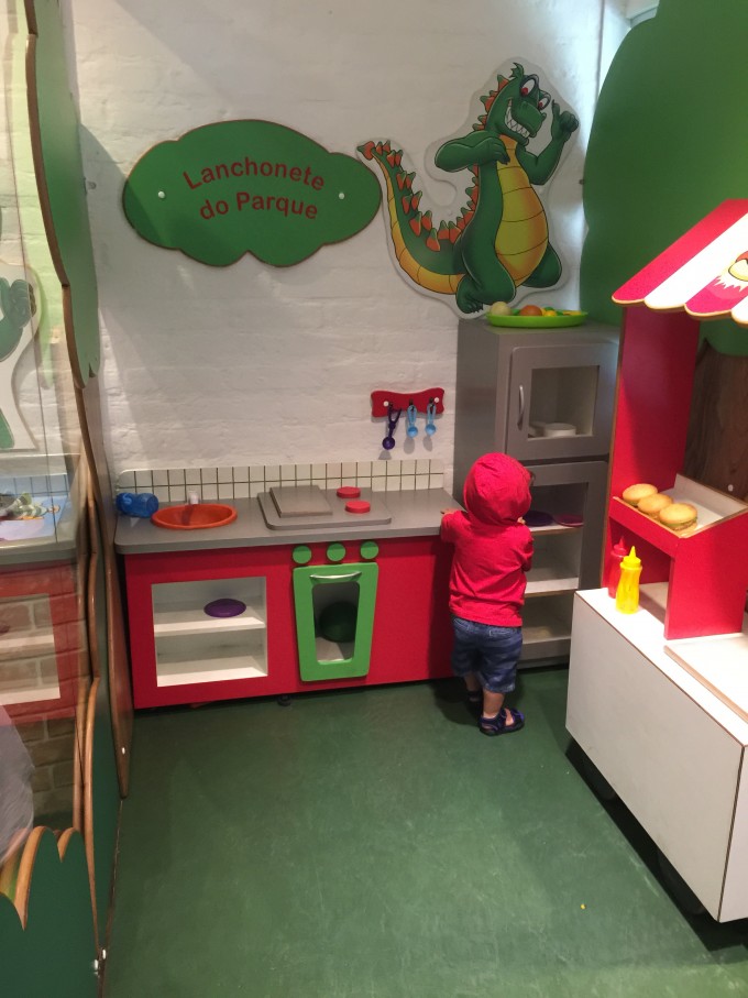 Samuka brincando na cozinha