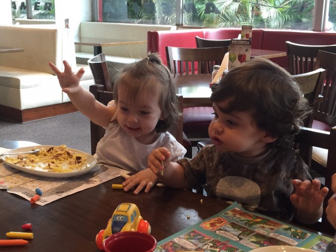 Nina e Samuka almoçando