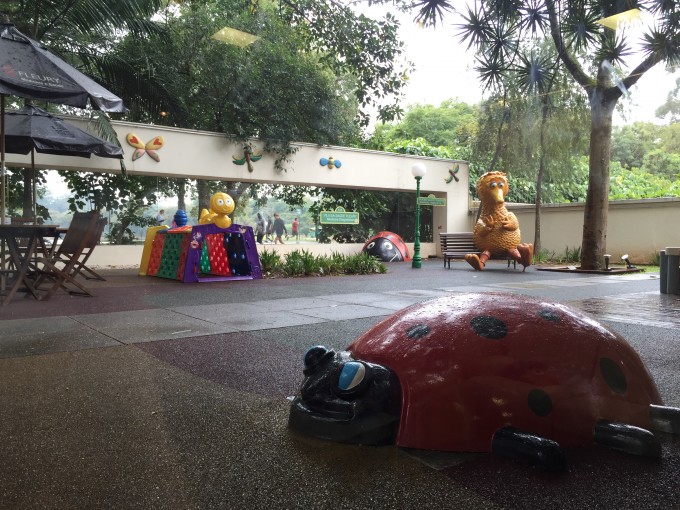 Pena que estava chovendo. Um parquinho gostoso com janela para o Ibirapuera