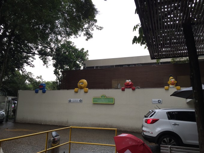 A turminha da Vila Sésamo espera no estacionamento