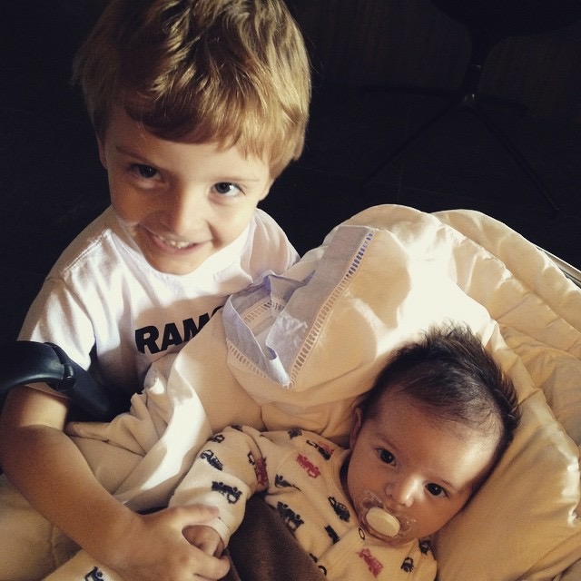 Enzo e o irmão caçula, Theo