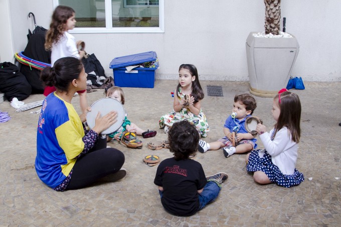 Monitores Brincando com as Crianças