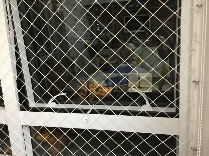 Minha janela da cozinha, basculante com fecho e tela