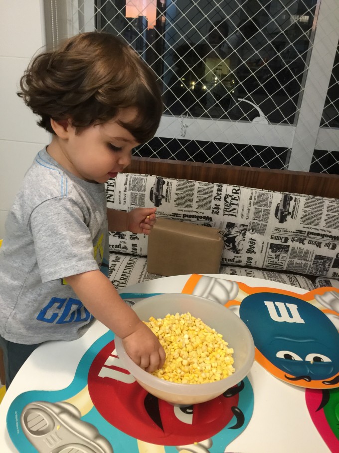 Ajudando a debulhar as espigas de milho
