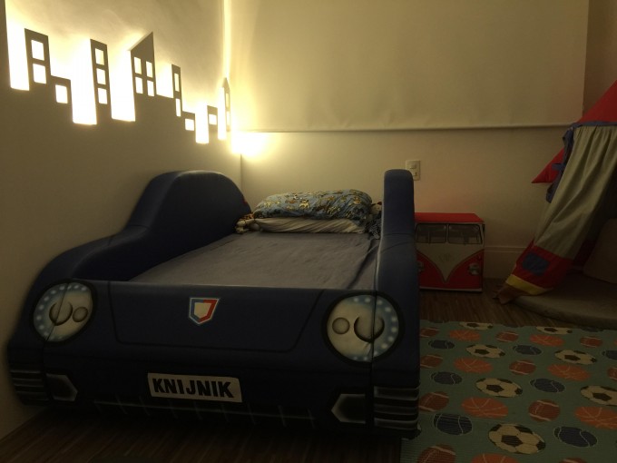 cama em formato de carro com nosso sobrenome na placa