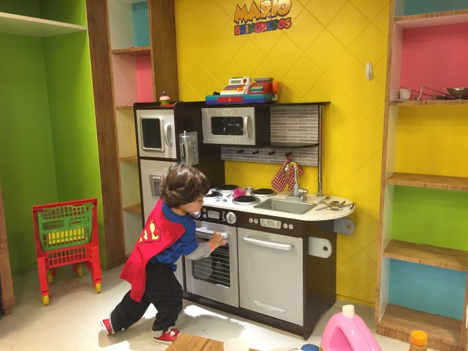 Samuka adorou a mini cozinha