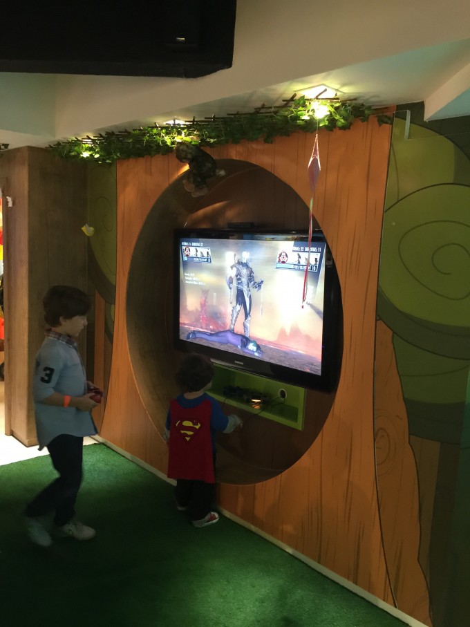 Samuka atrapalhando os meninos no video game