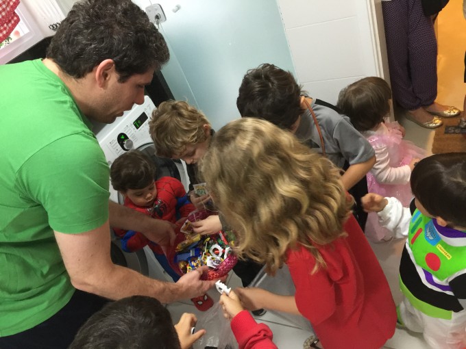Meu marido entregando os "treats"