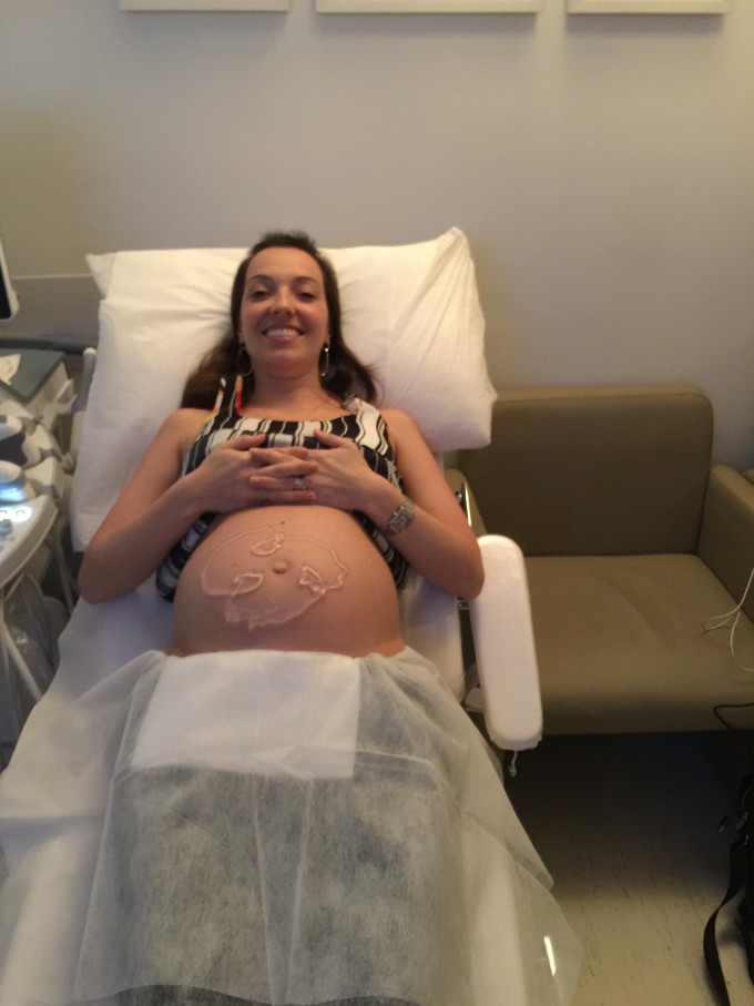Estou horrorosa na foto, mas queria mostrar o tamanho da barriga!
